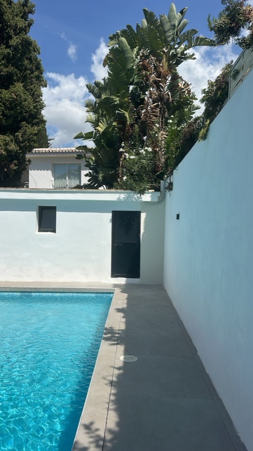 La pared de la casa de piscina terminada